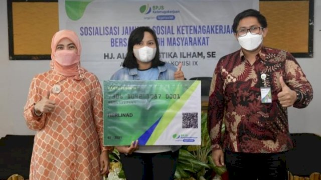 Aliyah Mustika Ilham menyerahkan secara simbolis kartu BPJS Ketenagakerjaan kepada peserta sosialisasi (istimewa)