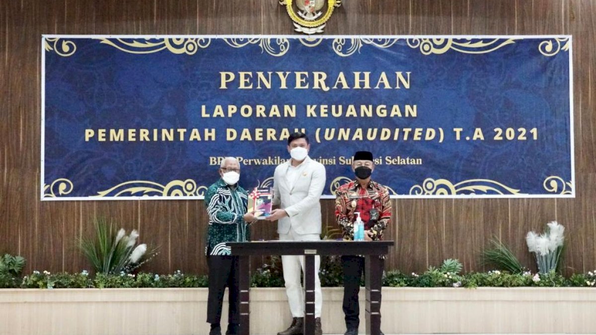 Bupati Gowa Serahkan LKPD Pemkab Gowa TA 2021 ke BPK Sulsel