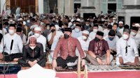 Salat Tarawih Pertama Bupati Adnan Bersama Masyarakat di Masjid Agung Syekh Yusuf
