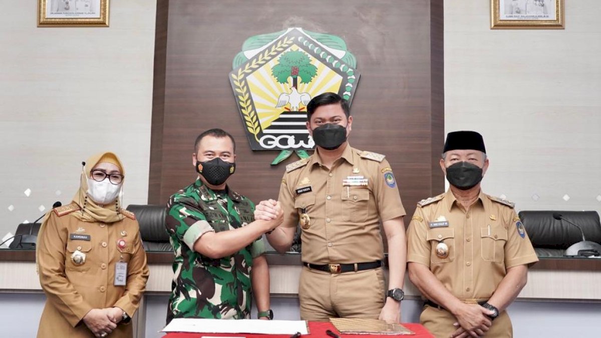 Ciptakan Ruang Terbuka Hijau, Pemkab Gowa Gandeng Kodim 1409 Remajakan Pohon Pelindung