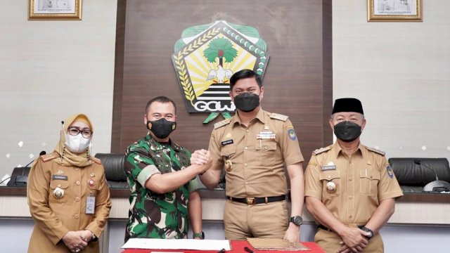 Pemkab Makassar bersama Kodim 1409 Gowa bekerja sama peremajaan pohon yang ada di ruas jalan Kabupaten Gowa (dok. Pemkab Gowa)