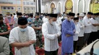 Wali Kota Danny Bersama Ketua DPRD Makassar Rudianto Lallo Shalat Taraweh di Masjid H. Hamarung&nbsp;