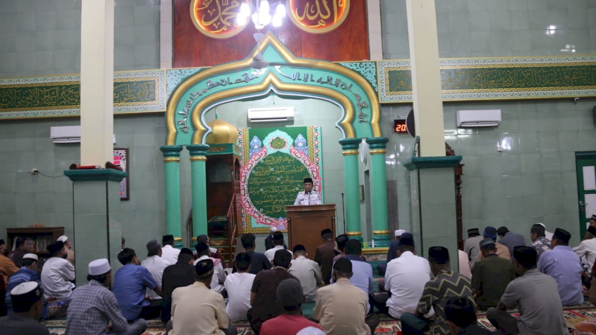 Safari Ramadhan Malam ke 5, Camat Tallo Alamsyah Shalat Tarwih di Mesjid Darul Ma’arif