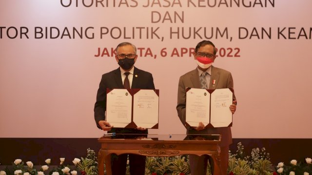 Penandantangan nota kesepahaman Ketua Dewan Komisioner OJK Wimboh Santoso dan Menteri Koordinator Bidang Politik, Hukum dan Keamanan RI, Moh. Mahfud M.D terkait penegakan hukum sektor jasa keuangan (dok. OJK)