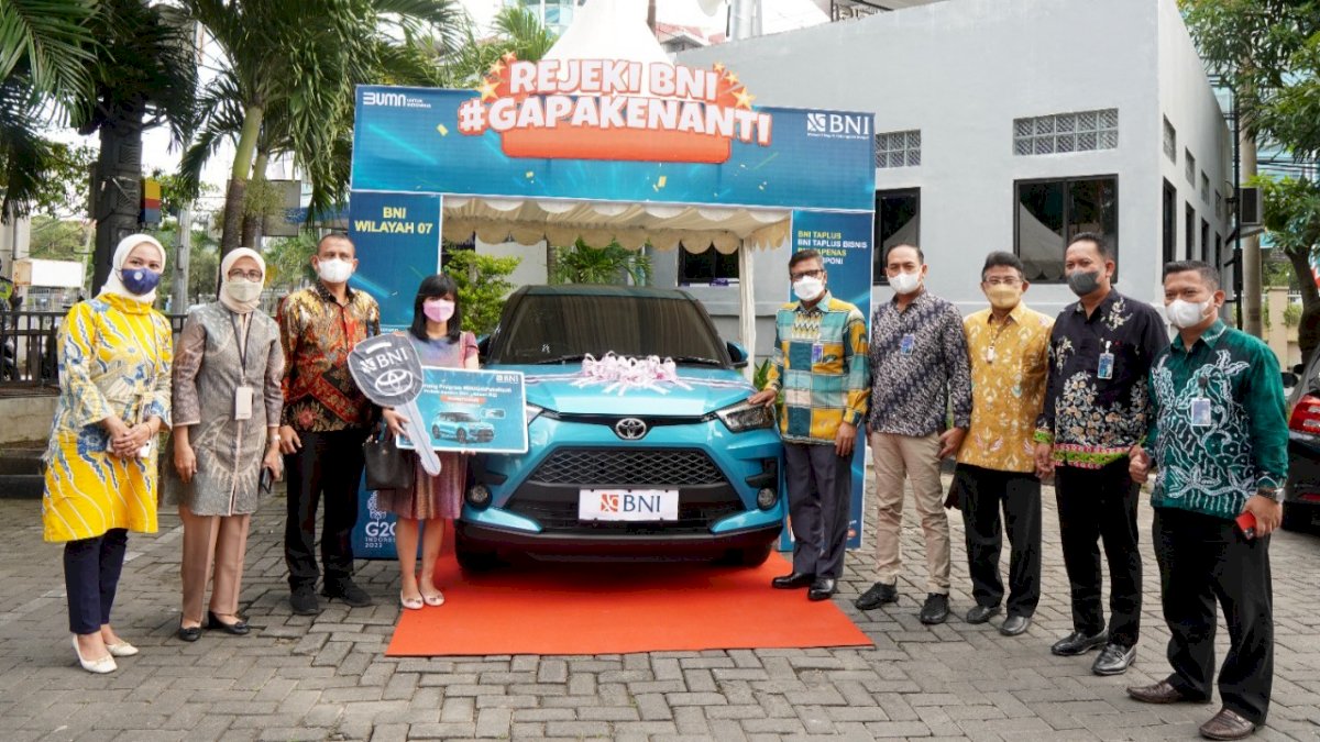 BNI Serahkan Hadiah kepada Pemenang Undian Rejeki BNI