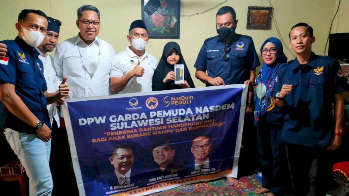 Garda Pemuda NasDem Sulsel Bagi-bagi Handphone ke Siswa Berprestasi di Makassar