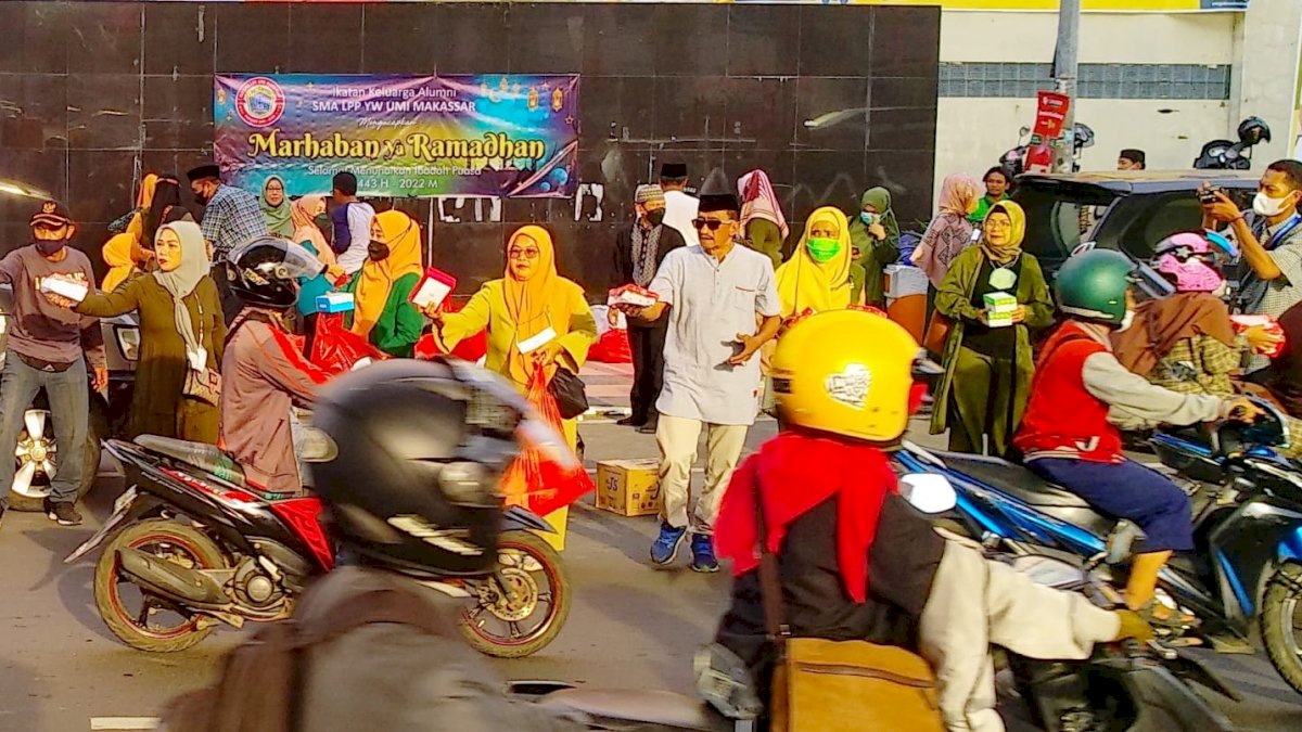 Ikatan Keluarga SMA LPP UMI Bagi-bagi Takjil di Jalan dan Panti Asuhan