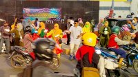 Ikatan Keluarga SMA LPP UMI Bagi-bagi Takjil di Jalan dan Panti Asuhan