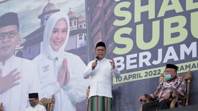 Wali Kota Makassar, Danny Pomanto saat sambutan dalam rangkaian pelaksanaan Gerakan Makassar Shalat Subuh Berjamaah di Anjungan Pantai Losari, (Ist) 