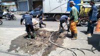 Ditengah Aksi Unjuk Rasa, Dinas PU Makassar Turun Satgas Sapulubang Perbaiki Jalan Berlubang