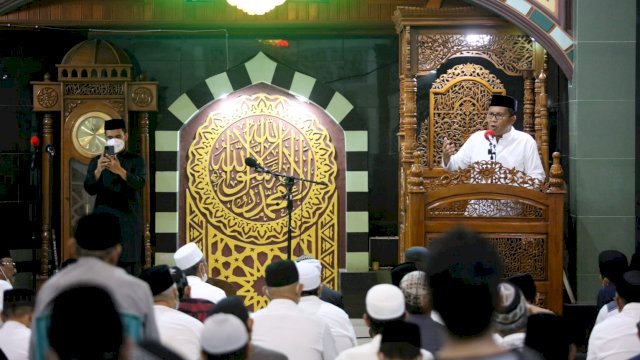 Wali Kota Makassar, Ramdhan Pomanto melakukan safari ramadhannya di Masjid Darul Muttaqin Jalan Toddopuli