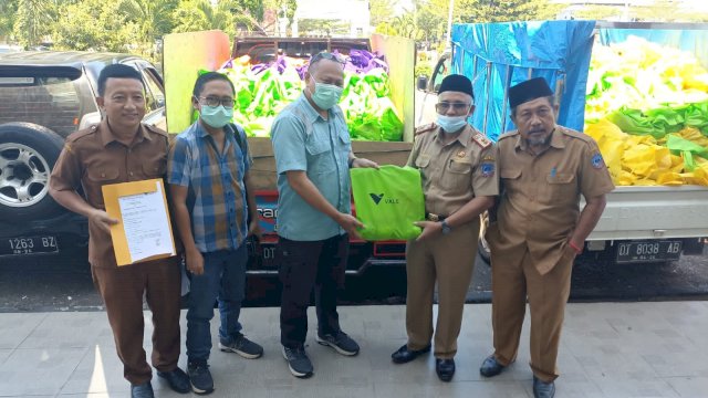 PT Vale Indonesia serahkan bantuan sembako Ramadan ke masyarakat ke Blok Pomalaa (dok. PT Vale)