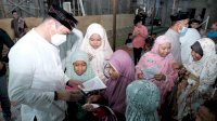 Tarawih Keliling di Pallangga, Bupati Adnan Dikerumuni Anak-anak Isi Buku Amaliah Ramadan
