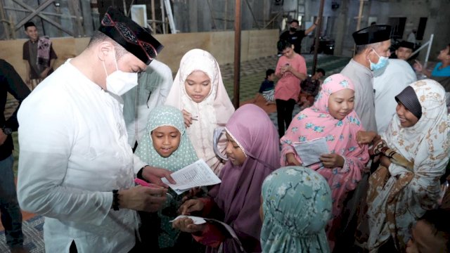Bupati Gowa, Adnan Purichta Ichsan saat mengisi buku amaliah Ramadan anak-anak di masjid Nurul Izzah Cambayya Kecamatan Pallangga (dok. Pemkab Gowa)