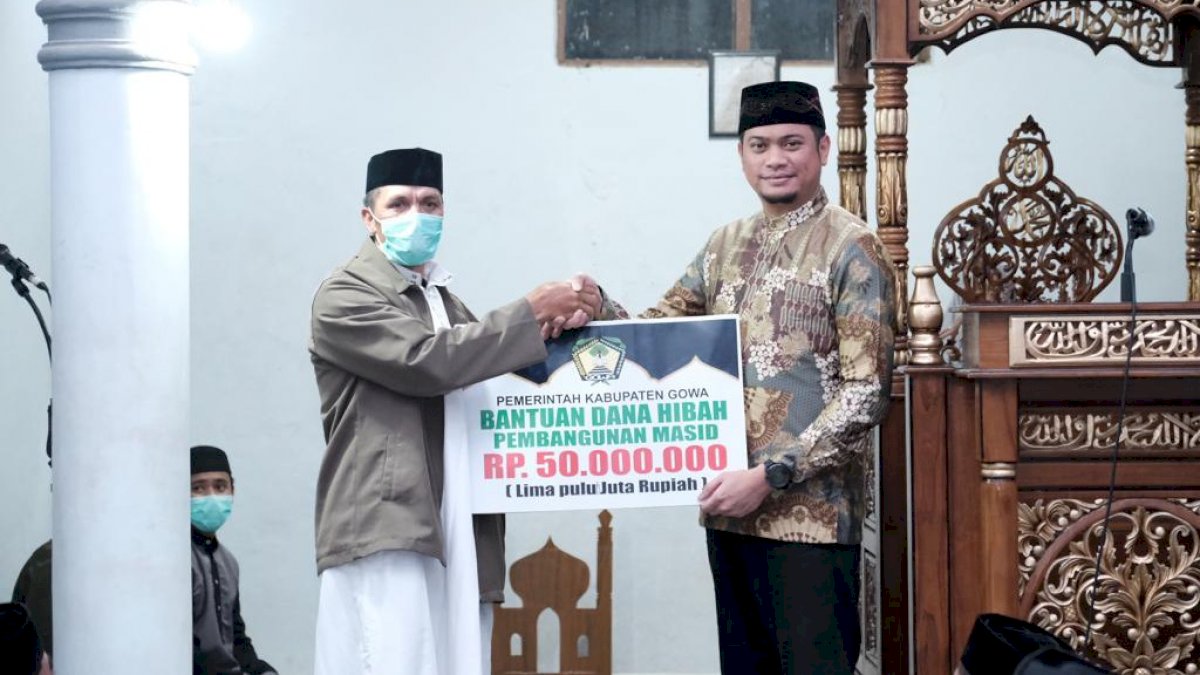 Tarawih Keliling, Bupati Gowa dan Wakil Serahkan Bantuan Rp100 Juta Pembangunan Masjid