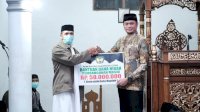 Tarawih Keliling, Bupati Gowa dan Wakil Serahkan Bantuan Rp100 Juta Pembangunan Masjid