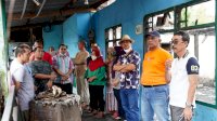 Amran Sulaiman Kunjungi dan Beri Bantuan ke Korban Kebakaran di Kelurahan Pandang