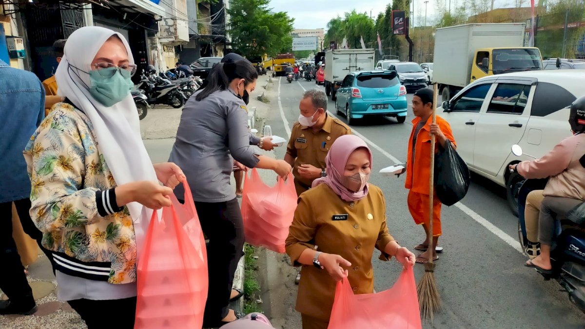 Dharma Wanita Distan Makassar Bagikan Ratusan Takjil Buka Puasa