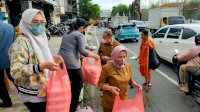 Dharma Wanita Distan Makassar Bagikan Ratusan Takjil Buka Puasa