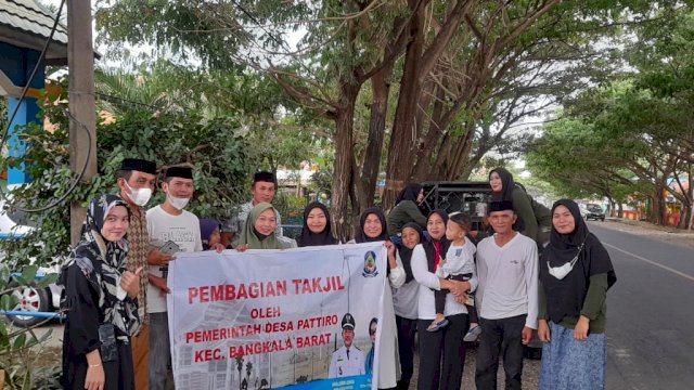 Pemdes Pattiro Bagi Takjil Gratis (Int)