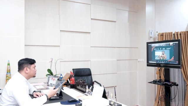 Bupati Gowa, Adnan Purichta Ichsan saat mengikuti kegiatan Setahun BRINteraksi (Kick Off BRIDA &amp; Talk Show BRIN secara virtual di ruang kerjanya, Rabu 20 April 2022 (dok. Pemkab Gowa)