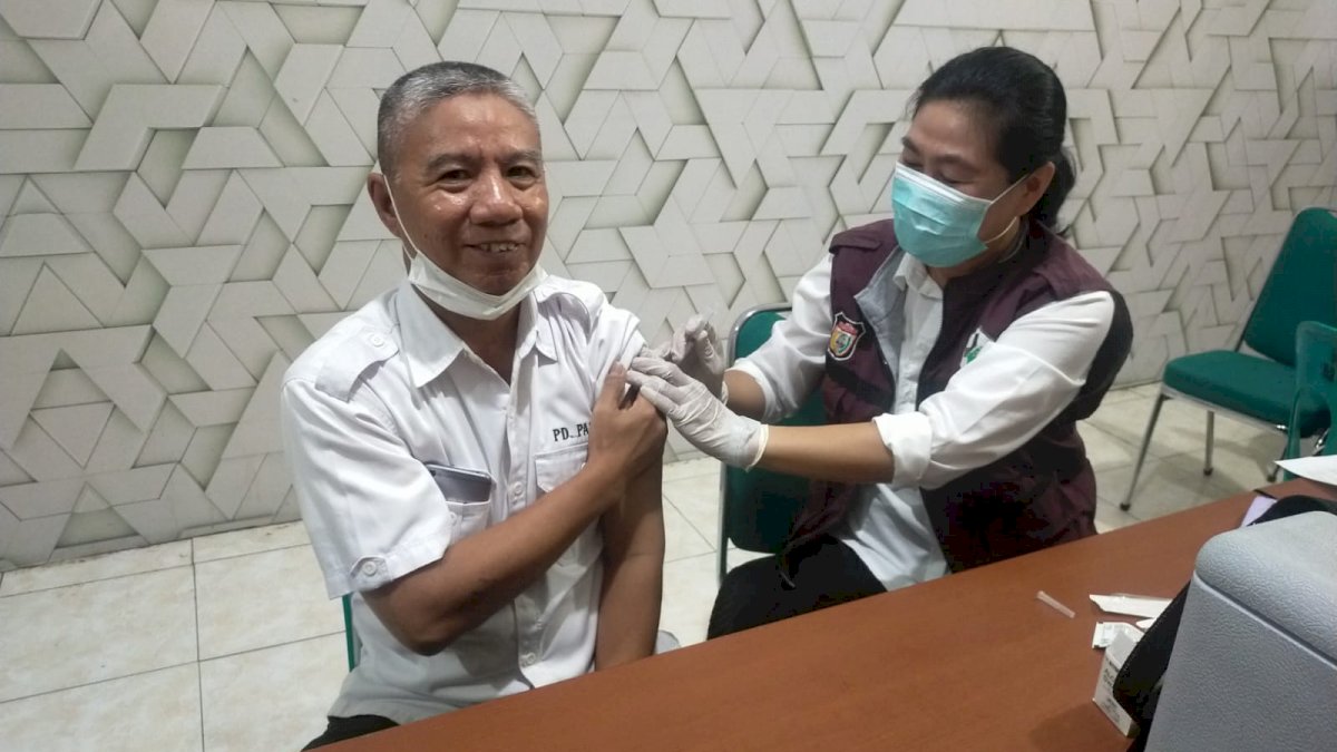 Bersama Petugas Puskesmas Pampang, Perumda Pasar Makassar Gelar Percepatan Vaksinasi Booster Bagi kalangan ASN DAN Non ASN