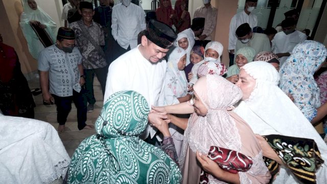 Pulang kampung, Bupati Adnan disambut bahagia warga Bontonompo saat melakukan tarawih keliling (dok. Pemkab Gowa)