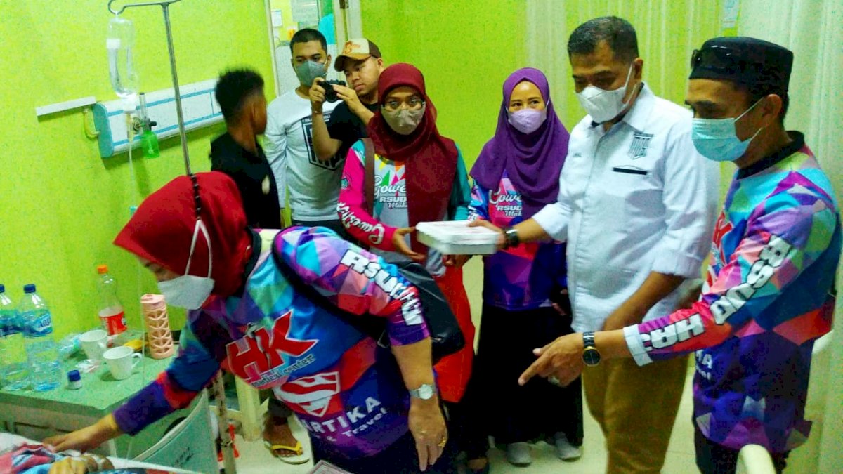 Komunitas Gowes RSUD Haji Bagi-bagi Takjil ke Penjaga Pasien