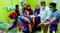 Komunitas Gowes RSUD Haji Bagi-bagi Takjil ke Penjaga Pasien