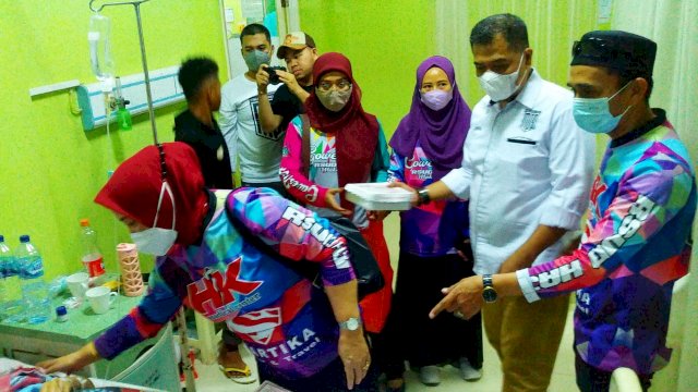 Komunitas Gowes RSUD Haji Bagi-bagi Takjil ke Penjaga Pasien (Ist) 