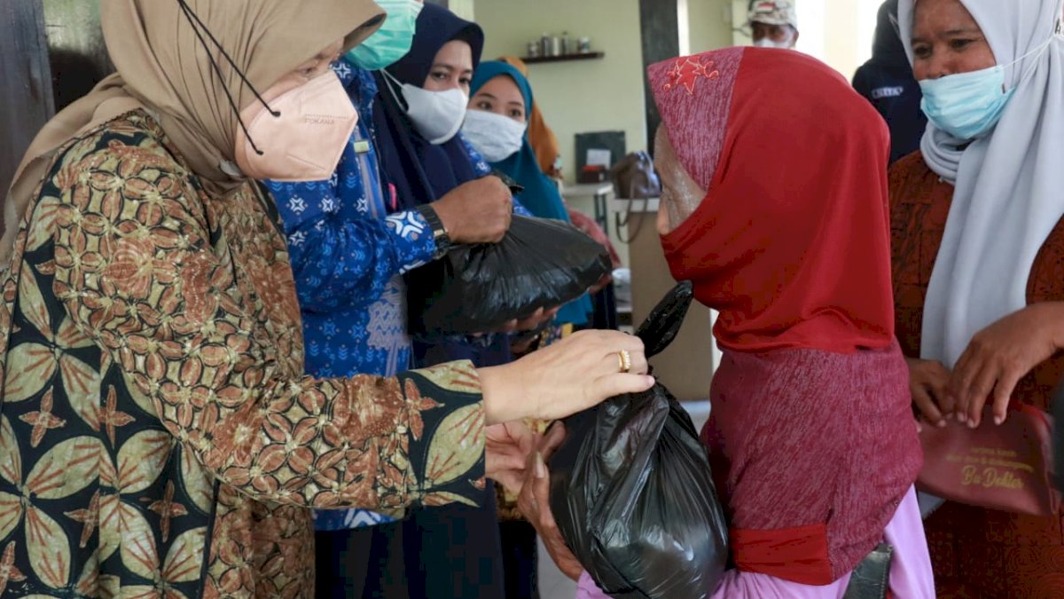 Ketua PKK Barru Bantu Pangan ke Warga di Desa Ajakkang dan Kelurahan Kiru-Kiru