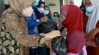 Ketua PKK Barru Bantu Pangan ke Warga di Desa Ajakkang dan Kelurahan Kiru-Kiru