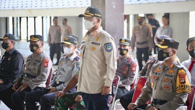 Wakil Bupati Gowa, Abd Rauf Malaganni saat memimpin persiapan operasi ketupat di Museum Balla Lompoa (dok. Pemkab Gowa)