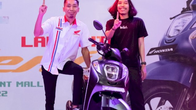 Tumming Abu berfoto bersama New Honda Genio saat peluncuran di Phinisi Point (dok. Asmo Sulsel)