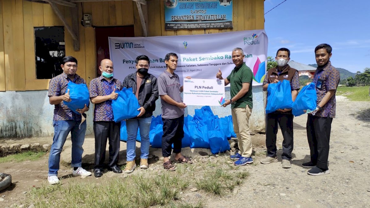 PLN Serahkan 5 Ribu Paket Sembako untuk Masyarakat Walenrang dan Belopa
