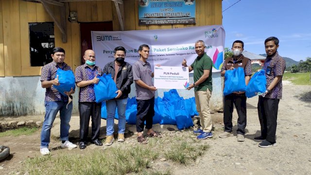 PLN UIW Sulselrabar membagikan 5 ribu pajet sembako ke Kecamatan Walenrang dan Belopa, Luwu Timur (dok. PLN UIW Sulselrabar)