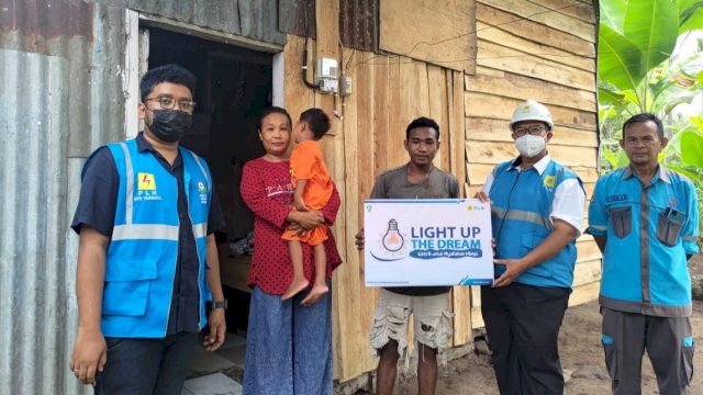 Light Up The Dream program donasi pegawai PLN yang memberikan sambungan listrik gratis bagi masyarakat kurang mampu (dok. PLN)