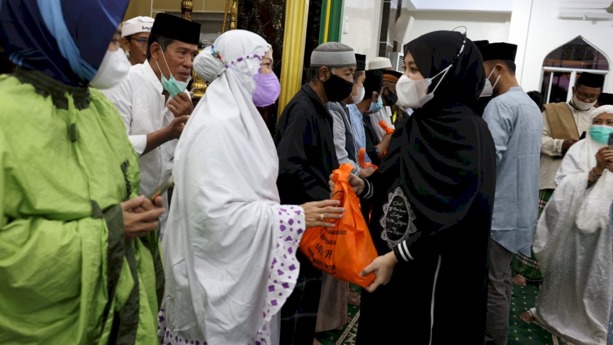 Usai Shalat Subuh Berjamaah, Wawali Fatmawati Rusdi Distribusikan 550 Paket Sembako
