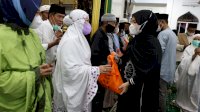 Usai Shalat Subuh Berjamaah, Wawali Fatmawati Rusdi Distribusikan 550 Paket Sembako