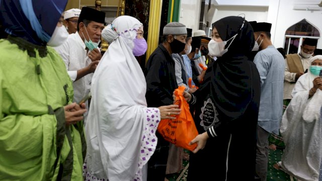 Wakil Wali Kota Makassar, Fatmawati Rusdi melakukan pembagian sembako (Ist) 