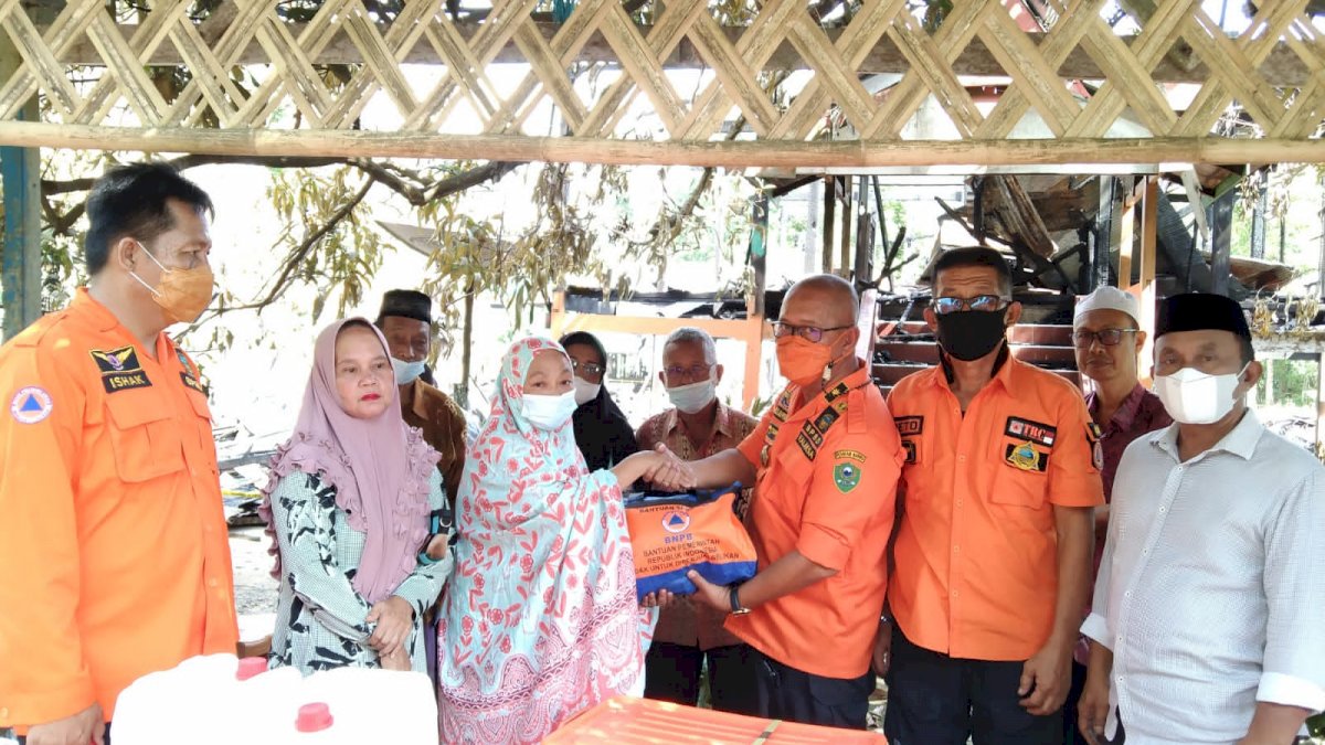 BPBD Sulsel Salurkan Bantuan ke Korban Kebakaran di Barru
