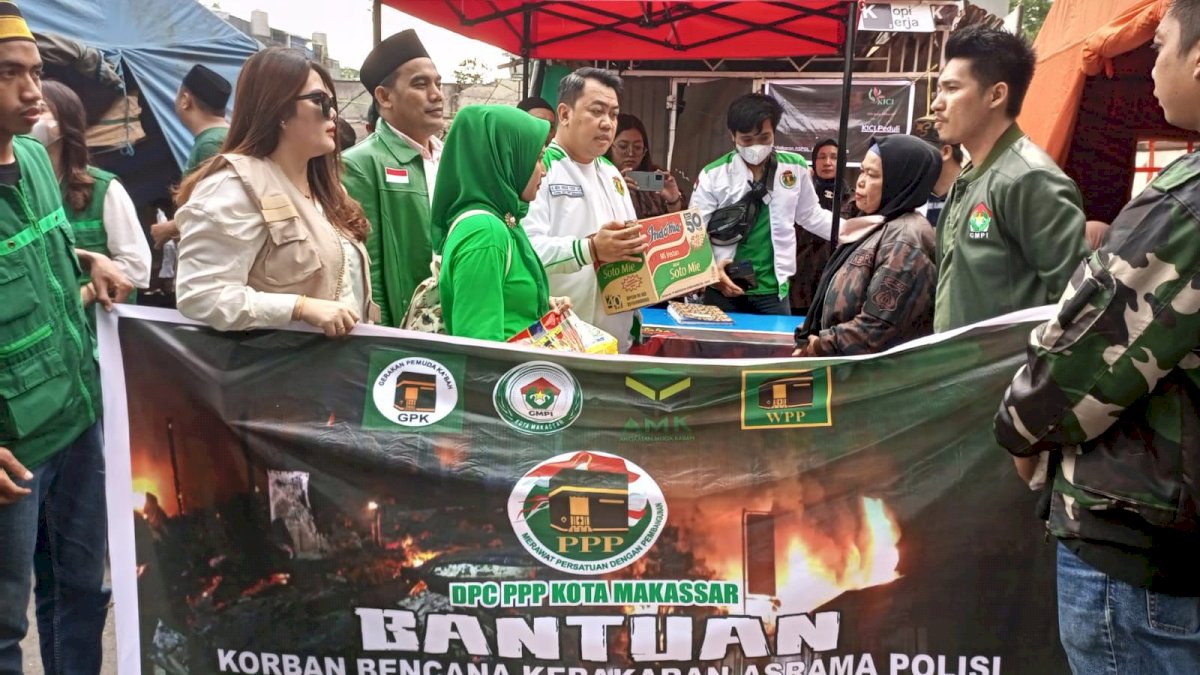 Akbar Yusuf Pimpin Penyerahan Bantuan PPP Makassar ke Korban Kebakaran Aspol