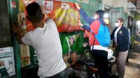 Tim Kemitraan Perumda Pasar Makassar Lakukan Penertiban Spanduk dan Pamplet di Sejumlah Pasar di Makassar