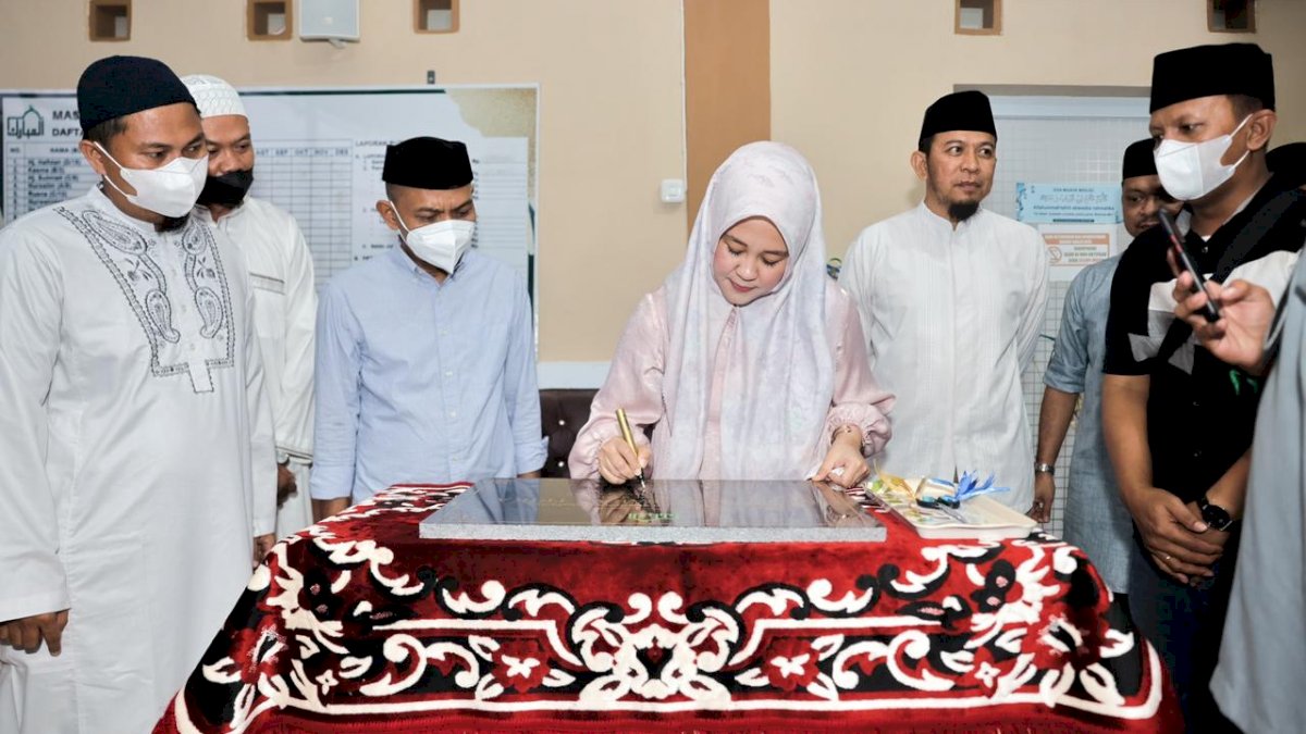 Wawali Fatmawati Rusdi Terobos Macet dengan Naik Motor untuk Resmikan Masjid Di Tamalanrea