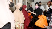 Silaturahim di Dua Masjid, Wawali Fatmawati Rusdi Serahkan Zakat Pribadinya Kepada Warga yang berhak
