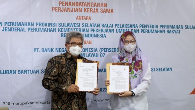 Penandatangan PKS oleh Pemimpin BNI Wilayah 07 Bapak Muhammad Arafat dengan Pejabat Pembuat Komitmen Rumah Swadaya dan RUK Ibu Andi Dwiayu Permatasari Taufan (dok. BNI Wilayah 07)