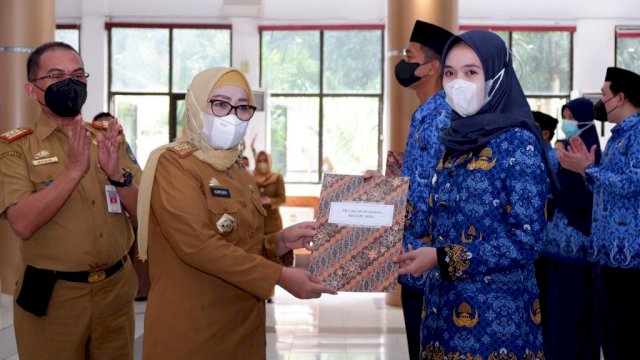 Sekretaris Daerah (Sekda) Kabupaten Gowa, Kamsina saat memberikan SK bagi CPNS Kabupaten Gowa (dok. Pemkab Gowa)