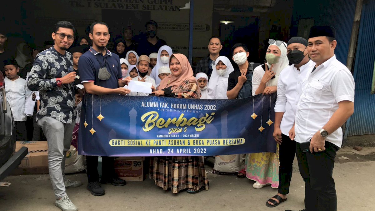 Angkatan Rudianto Lallo di Fakultas Hukum Unhas Keliling Makassar Bagi-bagi Sembako