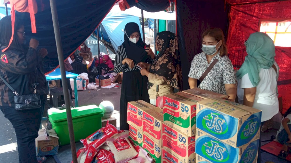 Risfayanti Muin Beri Bantuan pada Korban Kebakaran Aspol Perintis
