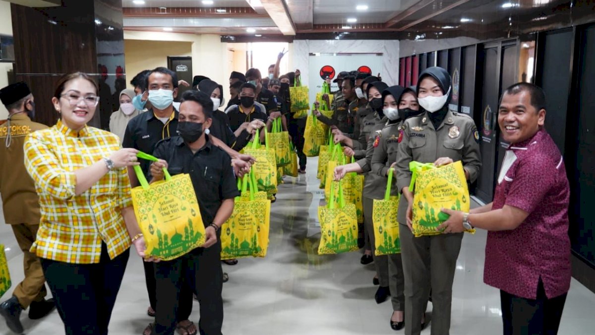 Berkah Ramadan, Fraksi Golkar DPRD Sulsel Bagi Paket Lebaran ke Satpol